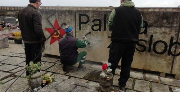 Vandali nacrtali kukasti krst na spomeniku 