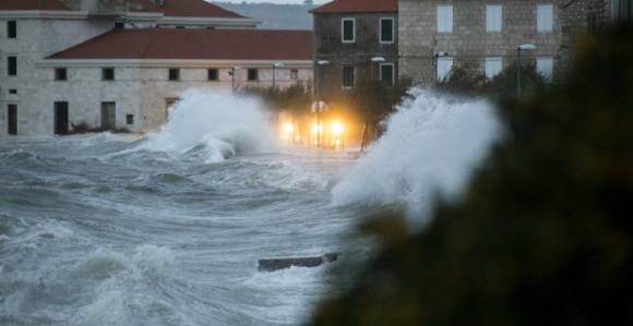 Snažno nevrijeme zahvatilo je večeras Split