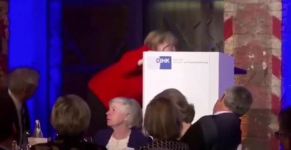 Angela Merkel pala, pa se potom našalila (VIDEO)