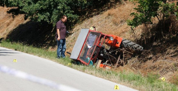 Teško povrijeđen vozač traktora