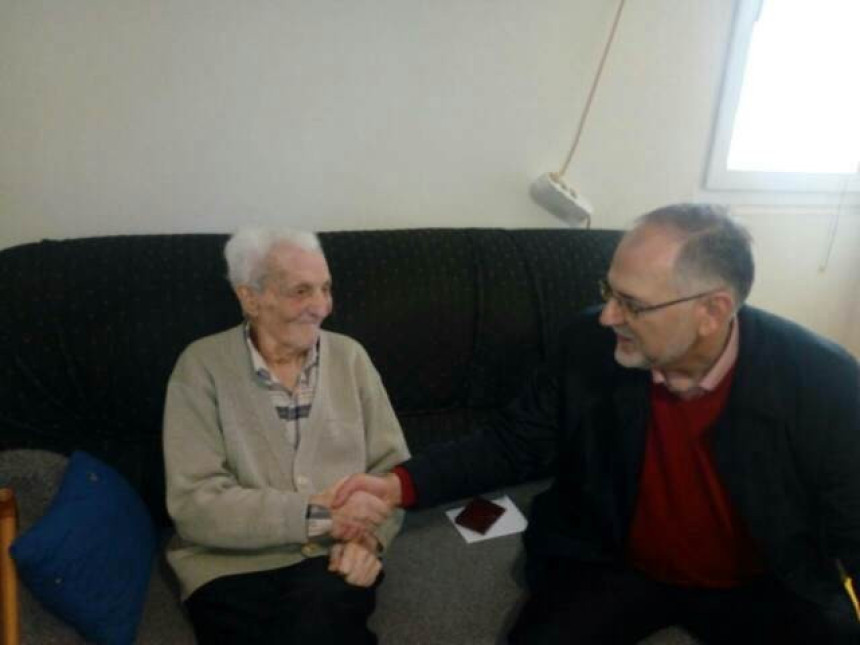 Stogodišnjacima dar za praznike 