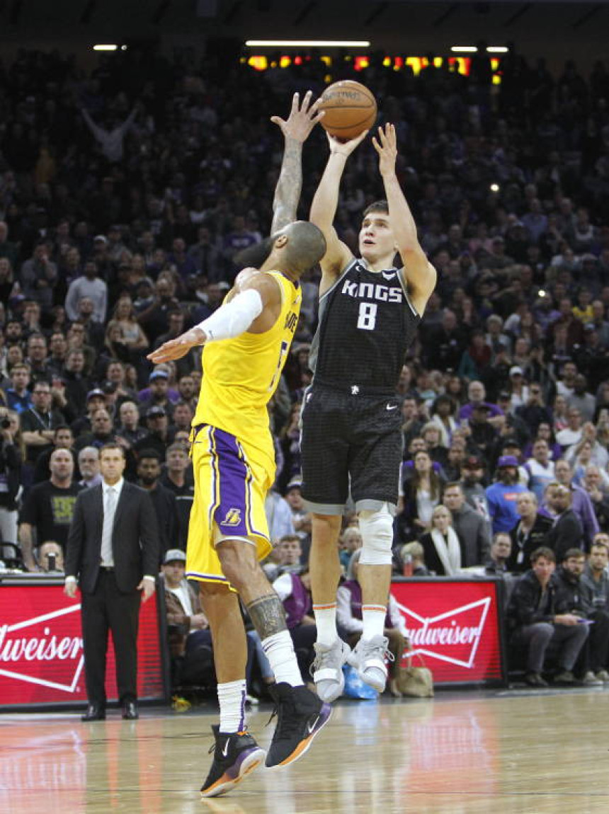Bogdane, dobićeš je ovdje... Ubaci je!
