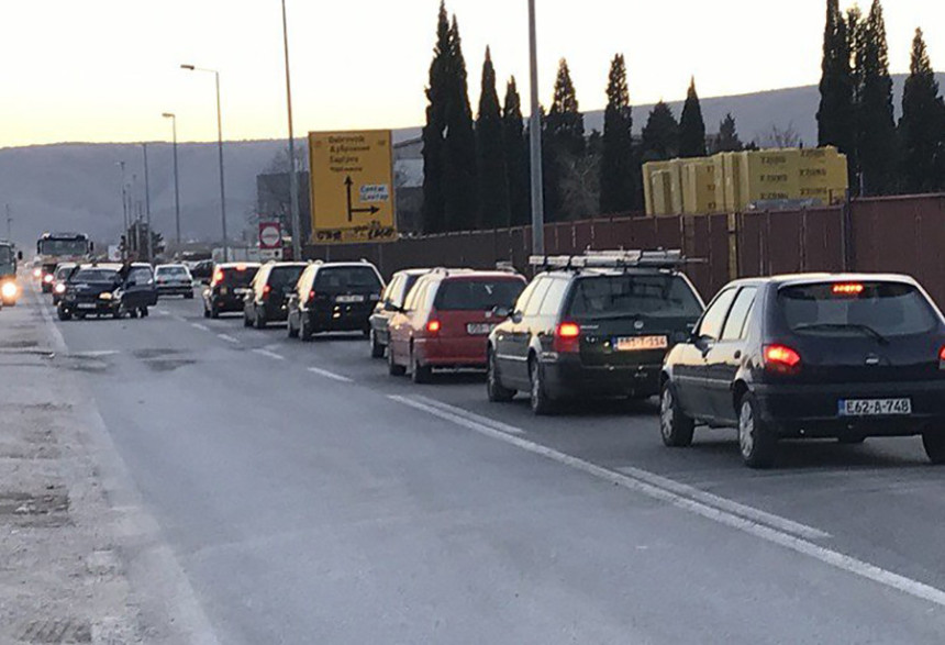 Mostar: Sudar tri automobila