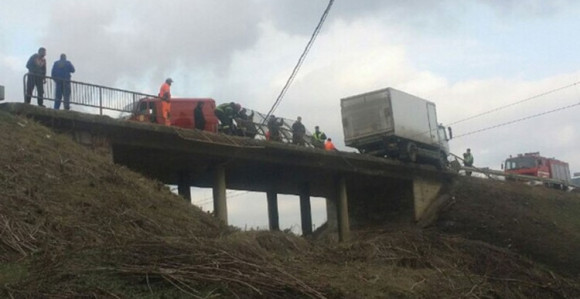 Kamion visio sa nadvožnjaka