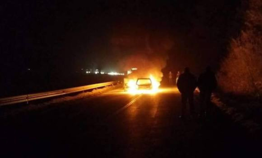 Doboj: Automobil se zapalio u vožnji