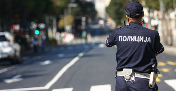 Mrtav muškarac ispred hotela