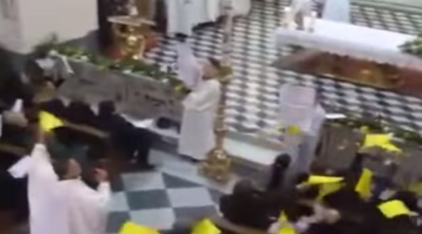 Видео: Црква, поп, Ускрс, дјеца... И креће: Але, але, але! То је луди Напуљ!