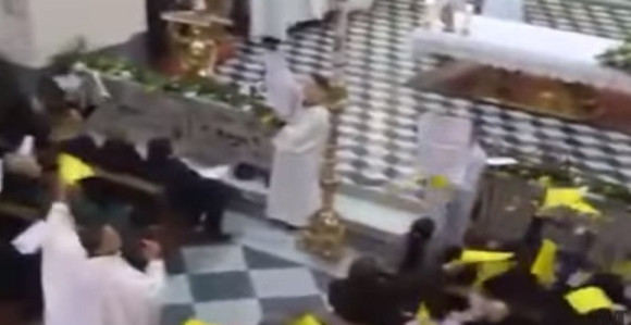 Video: Crkva, pop, Uskrs, djeca... I kreće: Ale, ale, ale! To je ludi Napulj!