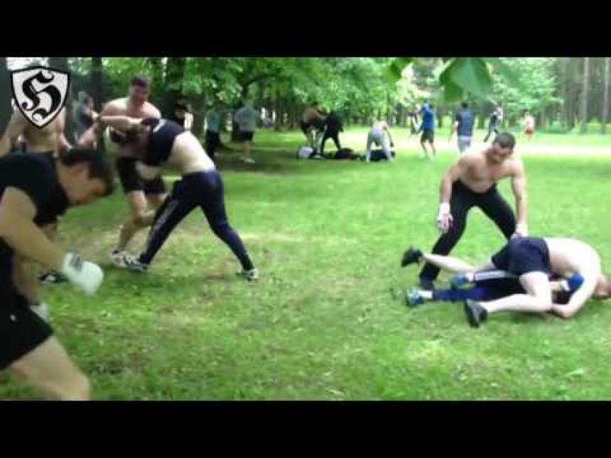 Video - Mučno: Jeziva tuča ruskih huligana u šumi!