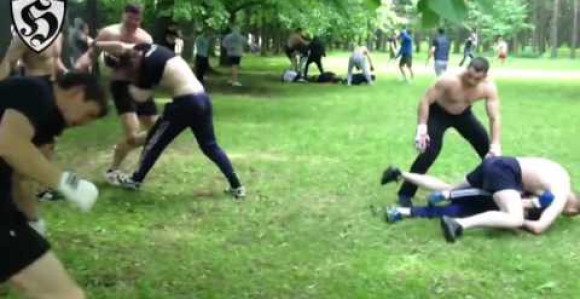 Video - Mučno: Jeziva tuča ruskih huligana u šumi!