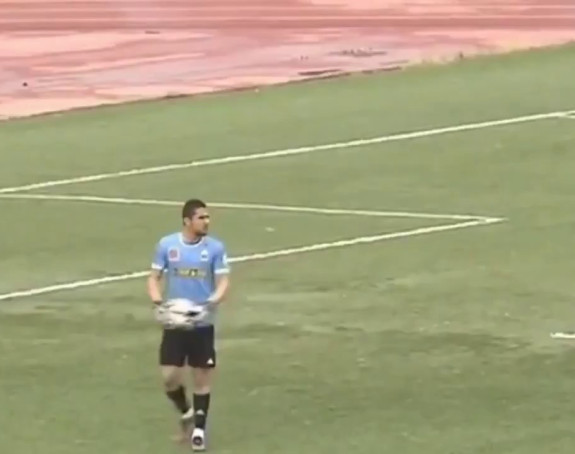 Video: Golman sam sebe savladao, saigrači očima nisu mogli da vjeruju!