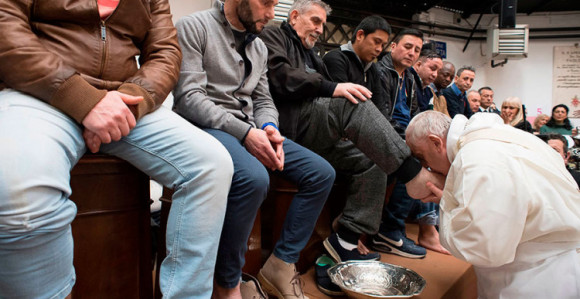 Papa Franja prao noge robijašima