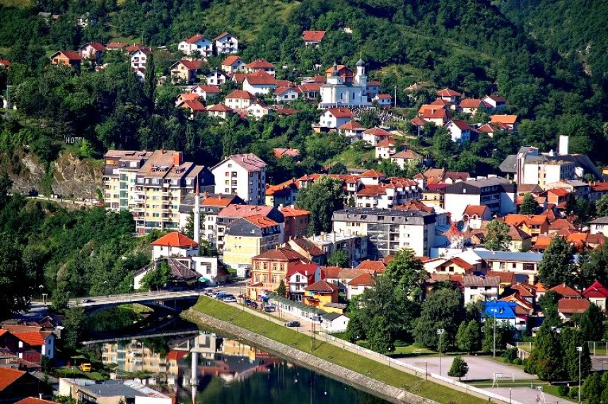 Vlast u Višegradu zadužuje opštinu