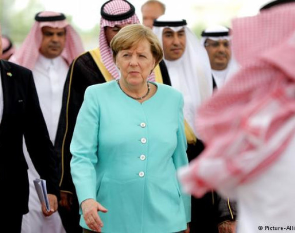 Меркел у Арабији - гологлава