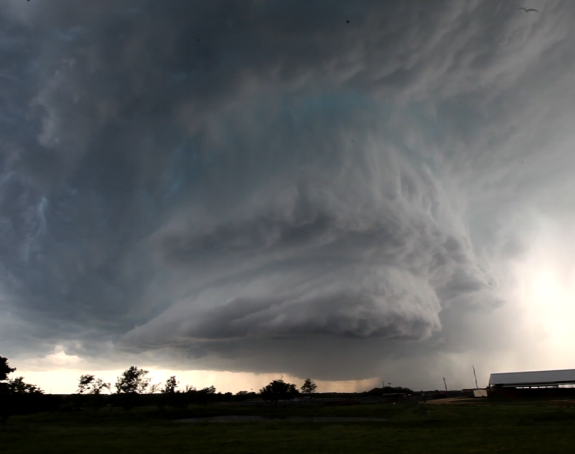 Poginulo pet ljudi u tornadima