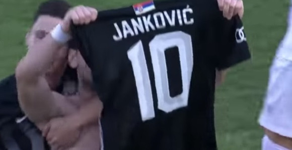 Zašto je Marko Janković pokazivao dres publici?
