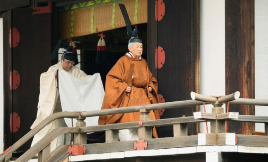 Japanski car se odriče prijestola