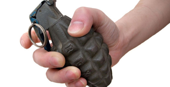 Bomba bačena na stan ljekara 