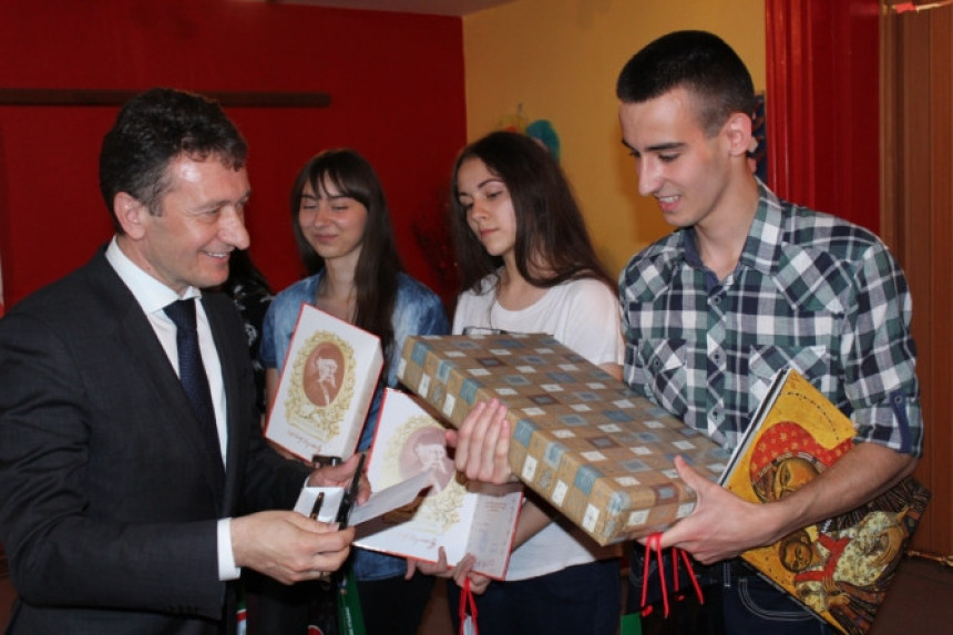 Угљевик: Награде најбољим ученицима