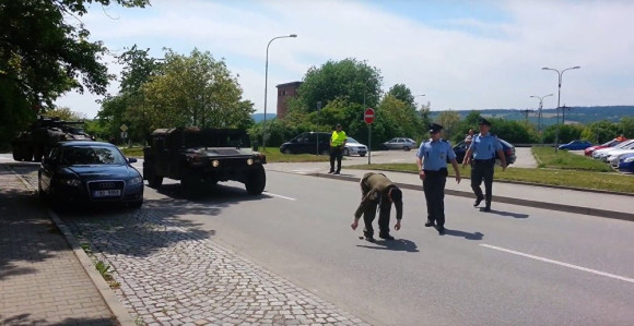 Чех Американцима показао задњицу