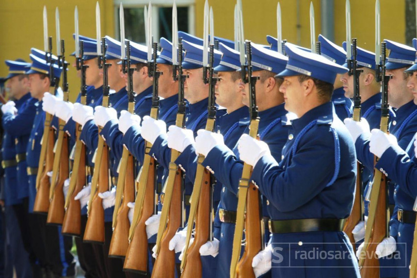 Uniforme policije po mjeri stranaca?