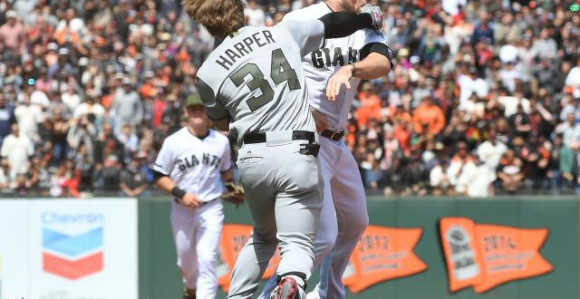 Opšta tuča: Sijevale pesnice, igrač iznet sa terena!