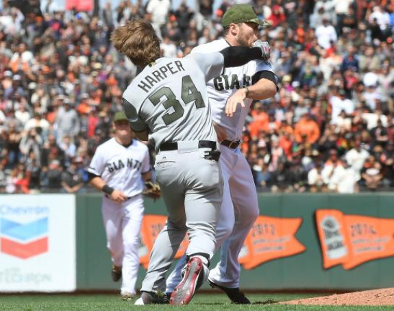 Opšta tuča: Sijevale pesnice, igrač iznet sa terena!