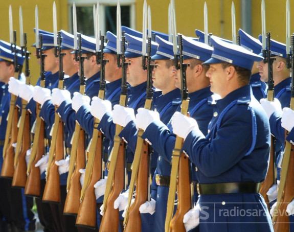 Uniforme policije po mjeri stranaca?