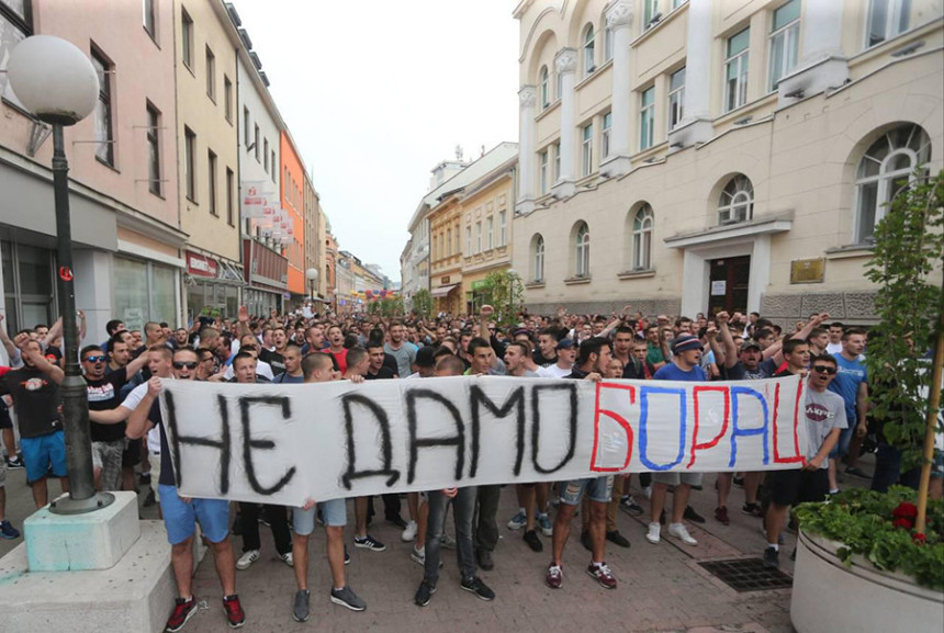 Navijači Borca - Uprava napolje!