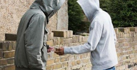 Policajac sa sinom dilao drogu