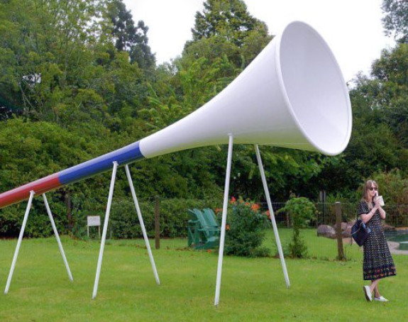 O, ne, opet vuvuzela!