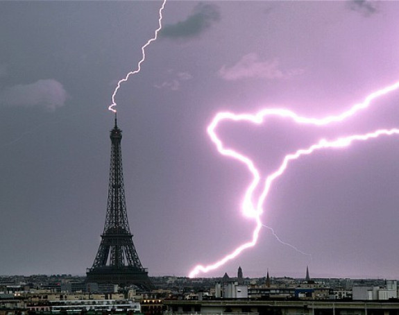 Ajfelov toranj pogodio grom