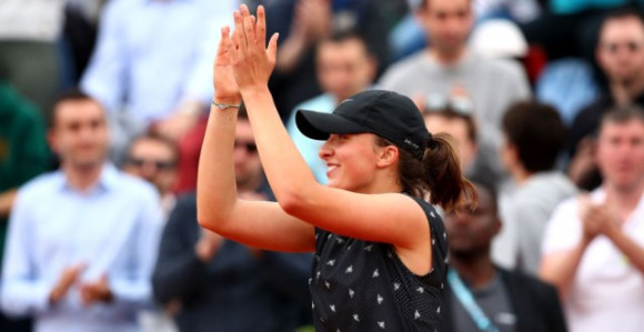 Budućnost je stigla - tinejdžerke zaludile Pariz!