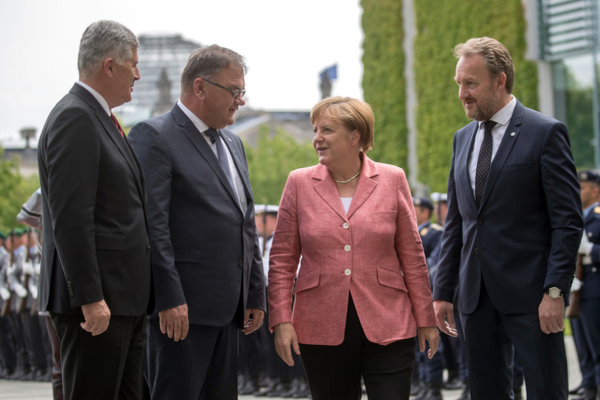 Меркел: БиХ кренула путем напретка
