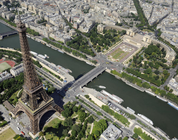 Ilegalno se popeli na Ajfelovu kulu