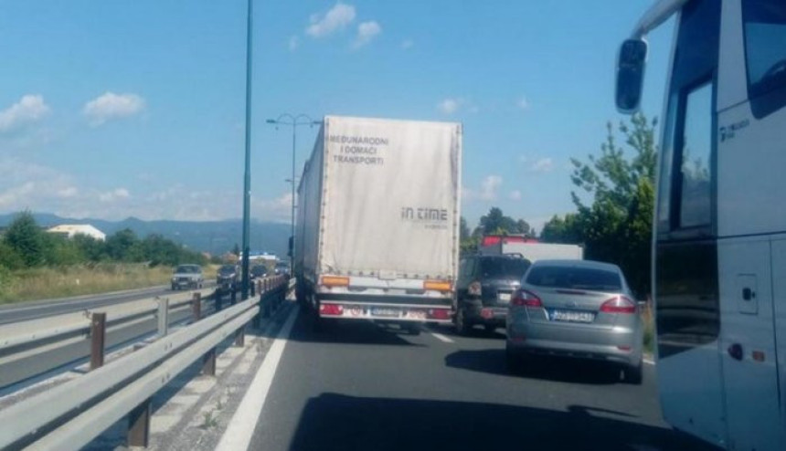 Lančani sudar kod Sarajeva