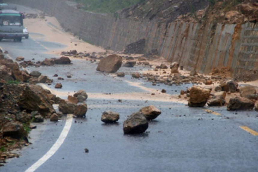 Vozači oprez, kolovoz klizav