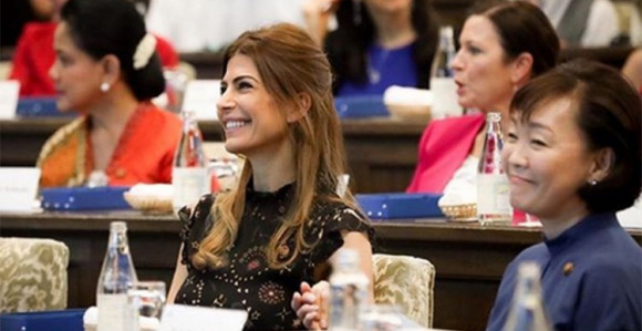 Bez Melanije, Tramp flertuje...