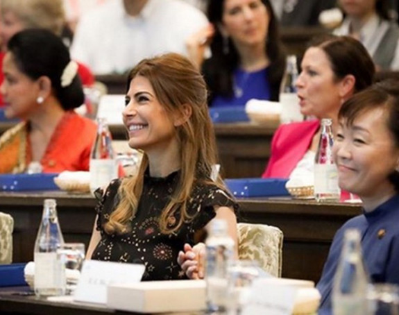 Bez Melanije, Tramp flertuje...