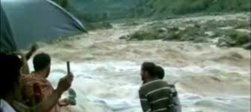 Bujica odnijela autobus sa svatovima