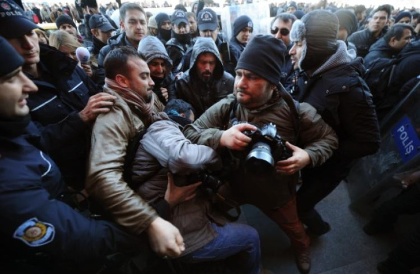 Турска: У притвору 17 новинара "терориста"
