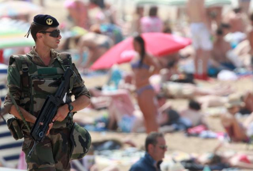 Француска у страху, војска патролира плажом