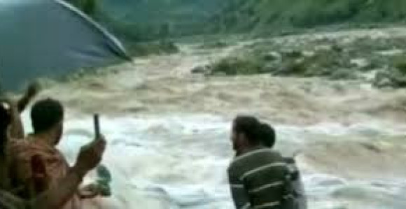 Bujica odnijela autobus sa svatovima