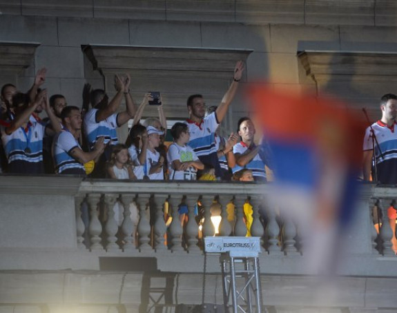 Svečani doček ispred Skupštine 