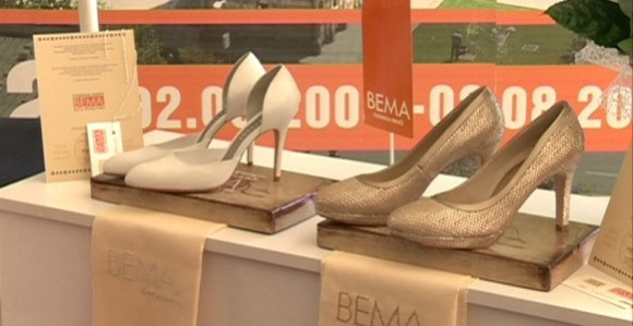 Melaniji Tramp stižu bijele i zlatne cipele