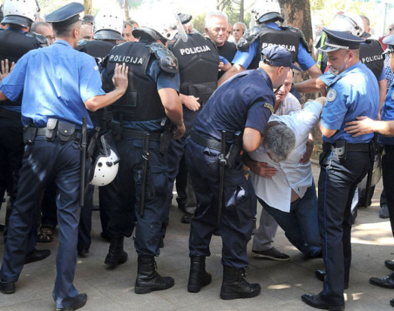 Suzavecem spriječeni da uđu u Skupštinu CG