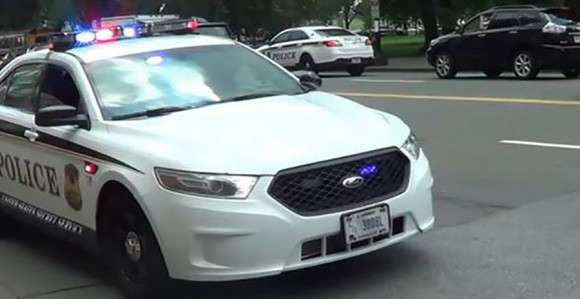  Policija blokirala srednju školu