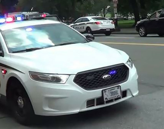  Policija blokirala srednju školu