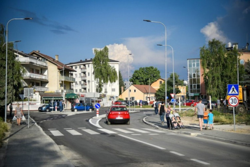 Žena pokušala da namami djevojčicu u auto