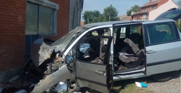 Auto skrenuo sa puta: Dvije osobe poginule